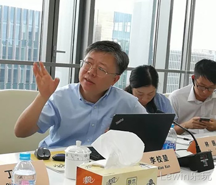 李校堃校⊙长和黄成♧♧钢教授发△言